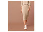 Jupe et pull beiges avec des baskets blanches.