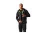 Homme en veste et pantalon de sport noirs avec des détails vert lime