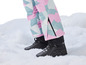 Bottes d'hiver Nito noires avec un pantalon de ski rose et bleu.