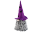 Nain d'Halloween avec un chapeau de sorcière violet décoré de chauves-souris noires et une longue barbe grise.