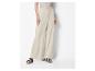 Pantalon large beige en lin avec cordon et sandales à plateforme.