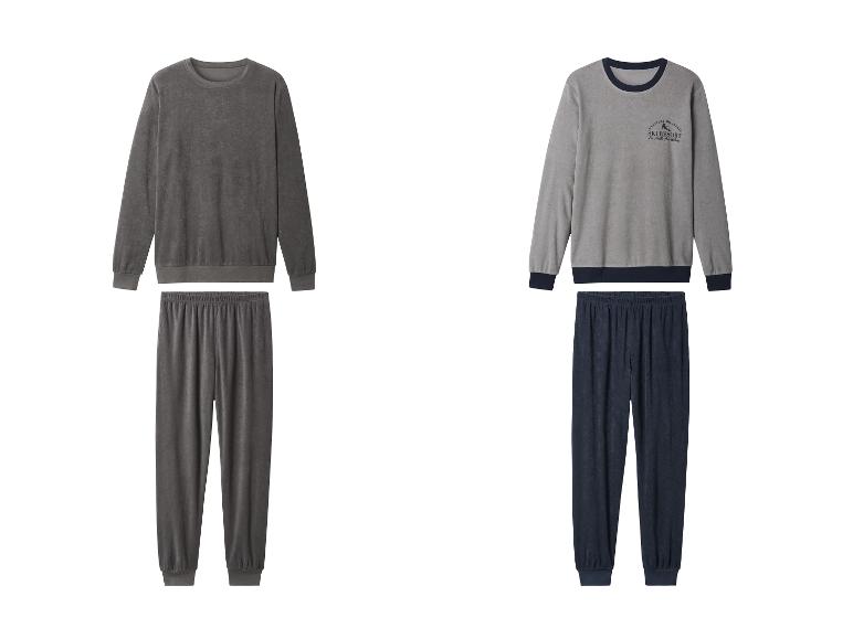 Deux ensembles de pyjamas en polaire, un gris foncé et un gris clair avec un pantalon bleu marine.