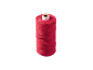 Une bobine de ficelle rouge sur fond blanc.