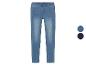Un jean bleu avec une taille élastique.