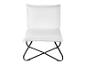 Fauteuil blanc moelleux avec structure noire en métal.