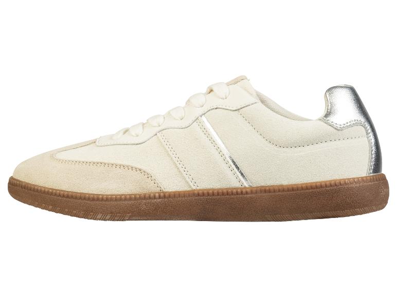 Baskets en daim beige avec une semelle en caoutchouc brun.