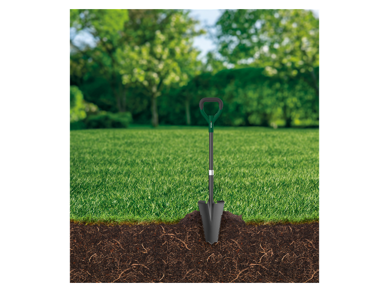 Bêche Fiskars plantée dans un gazon vert.