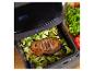 Une friteuse à air Cecotec avec de la viande grillée et des brocolis.