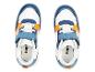 Des baskets blanches avec des détails bleus et orange de LÄSSIG.