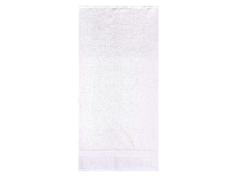 Serviette éponge blanche.