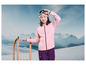 Une fille portant une veste en polaire rose avec une luge en bois dans un paysage montagneux enneigé.