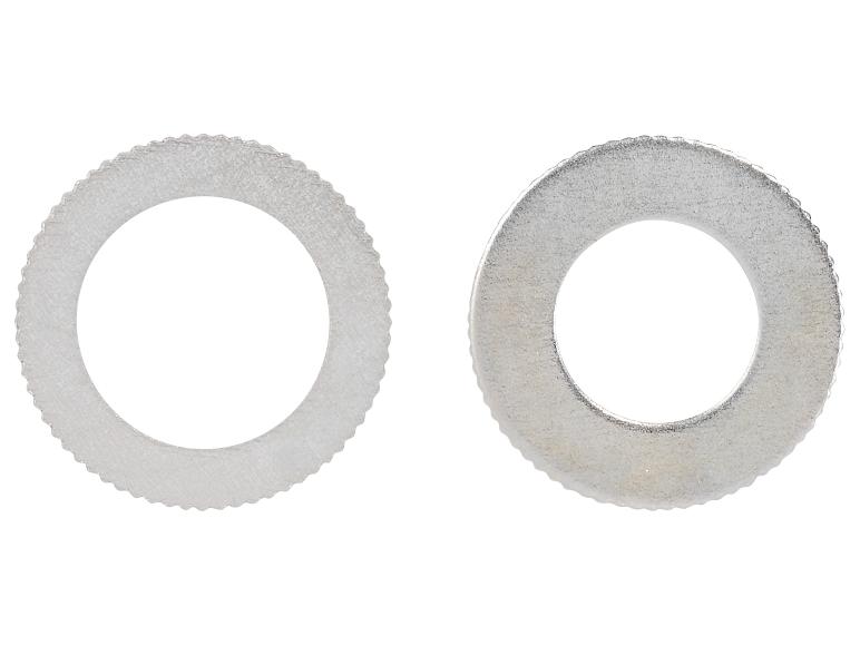 Deux rondelles métalliques avec des bords dentelés sur fond blanc