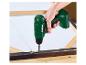 Une personne utilise une perceuse-visseuse sans fil Parkside pour fixer un crochet sur un cadre.