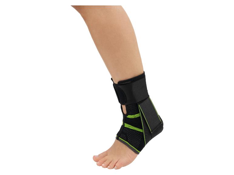 Une chevillère noire et vert lime sur une jambe.