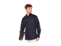 Homme en chemise à manches longues bleu marine et pantalon clair, tenant un porte-documents marron