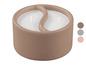 Bougie beige avec deux mèches en forme de yin-yang.