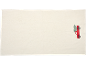 Serviette crème avec un camion rouge brodé transportant un sapin de Noël.