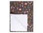Serviette avec motif automnal de champignons, feuilles et fougères sur fond marron foncé.
