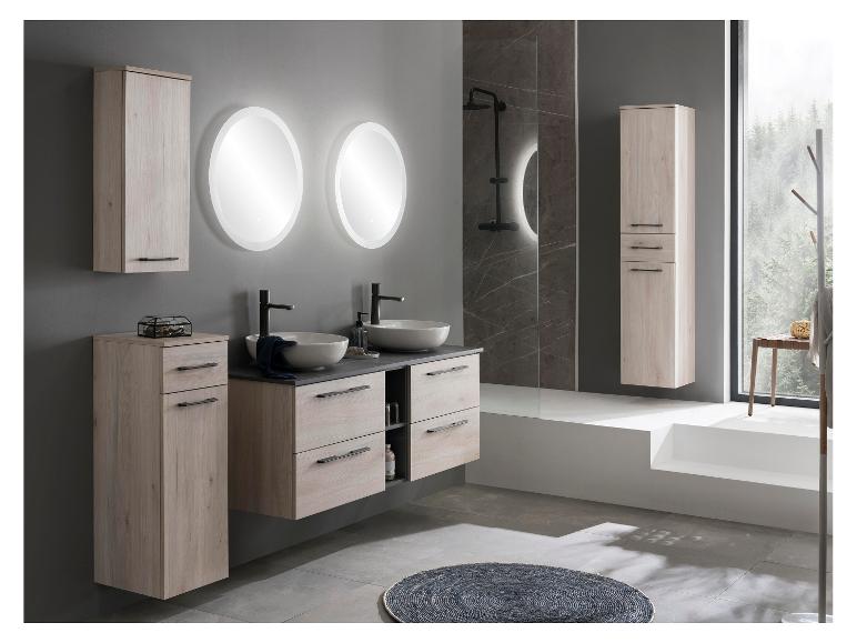 Salle de bain moderne avec meubles en bois, deux lavabos et douche, avec fenêtre sur la forêt.