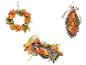 Décorations d'automne : couronne, guirlande de porte et bougeoir avec citrouilles et feuilles.