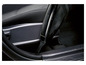 Un aspirateur Silvercrest noir dans une voiture.