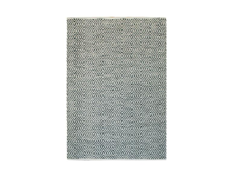 Un tapis blanc avec un motif en zigzag bleu foncé.