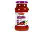 Bocal en verre de sauce tomate pour pâtes avec aubergines et fromage.