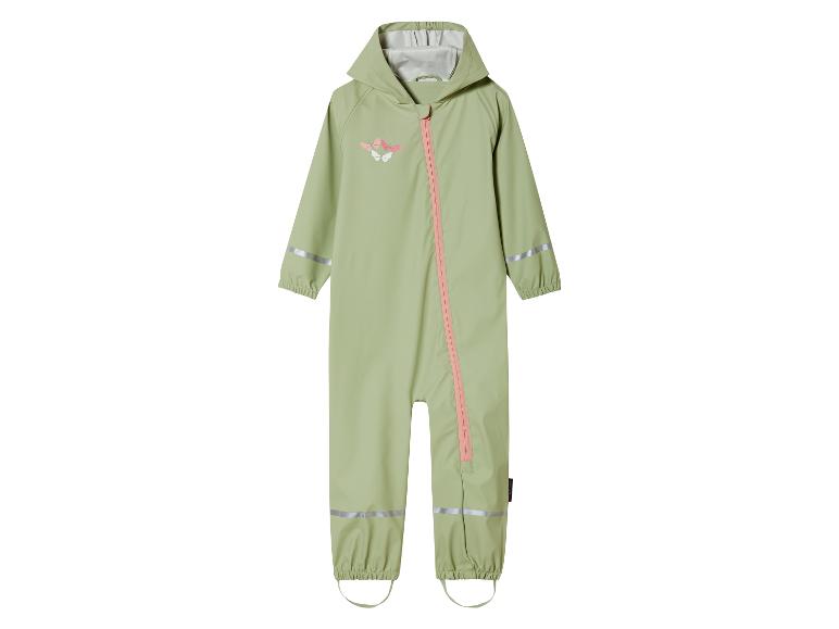 Une combinaison de pluie verte pour enfants avec des papillons.
