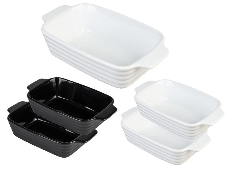 Deux plats à gratin blancs et deux noirs avec des poignées.