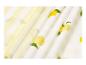 Tissu rayé jaune et blanc avec motif de citrons.