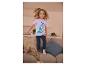 Une fille porte un t-shirt à imprimé licorne et un pantalon bleu.