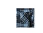 Gros plan sur une chemise en flanelle à carreaux bleus et noirs avec une poche poitrine.