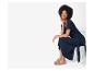 Robe portefeuille et sandales : mode féminine élégante.