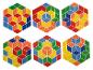 Six tuiles hexagonales avec des cubes de couleurs.