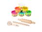 Ensemble de pâte à modeler avec six pots colorés et outils en bois, dont un rouleau.