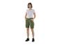 Femme souriante en t-shirt blanc et short cargo vert olive avec des bottes noires.