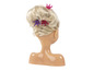 Une poupée blonde avec une coiffure et des barrettes en forme de couronne.