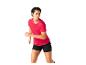 Femme en haut de sport rouge à manches courtes et short noir, en train de courir.