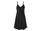 Une robe de nuit noire en satin avec de la dentelle.