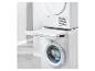 Une machine à laver et un sèche-linge avec un plan de travail rabattable.