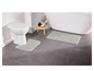 Deux tapis de bain dans une salle de bain, un pour les toilettes et un pour la baignoire.