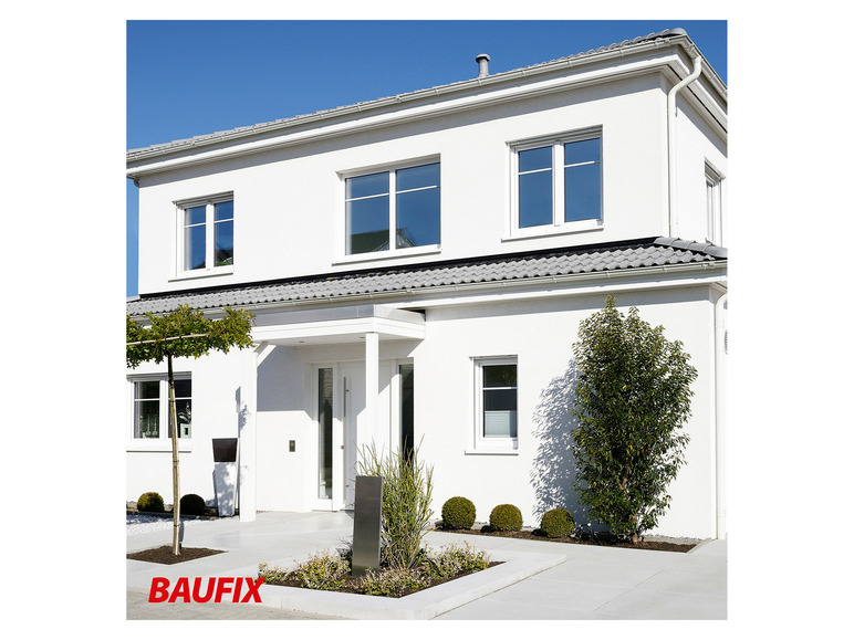 Une maison blanche avec des fenêtres et une porte d'entrée, avec le logo de Baufix.