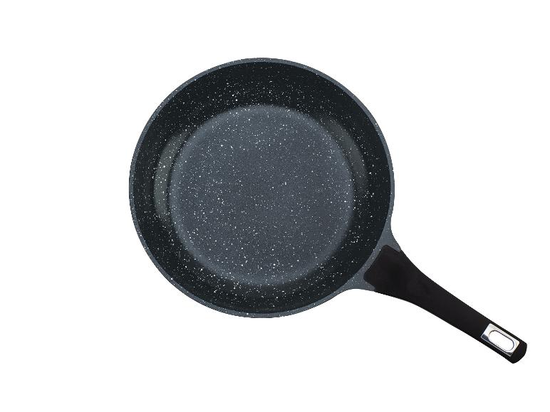 Une poêle noire avec un revêtement en marbre.