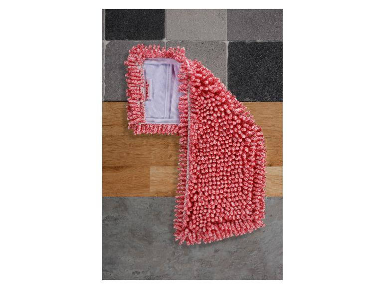 Serpillière Vileda rouge et blanche en microfibre sur un sol en bois et carrelage.