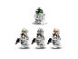 Un droïde LEGO Star Wars R2-D2 vert et trois figurines de pilotes AT-AT.