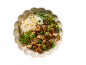 Plat de nouilles avec tofu, petits pois et carottes, garni de coriandre.