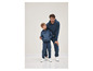 Un père et son fils portant des sweats à capuche et des joggings bleus.