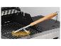 Brosse de nettoyage pour barbecue sur une grille de barbecue en acier inoxydable