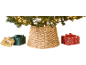 Cache-pied de sapin de Noël tressé avec des cadeaux emballés sous un sapin illuminé