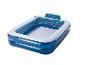 Piscine gonflable bleue avec repose-tête.